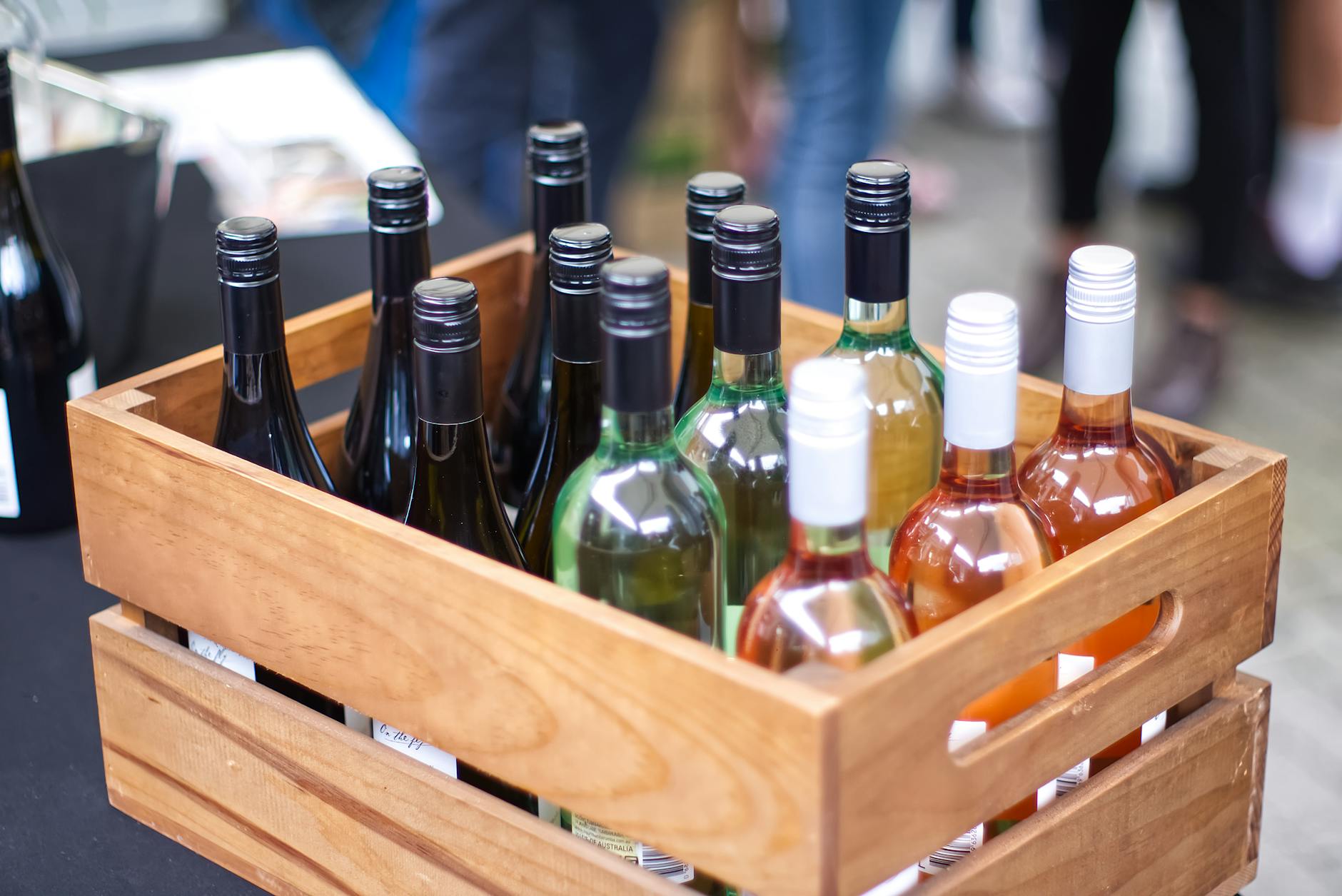 Drewniana skrzynka po winie wypełniona butelkami na zewnątrz