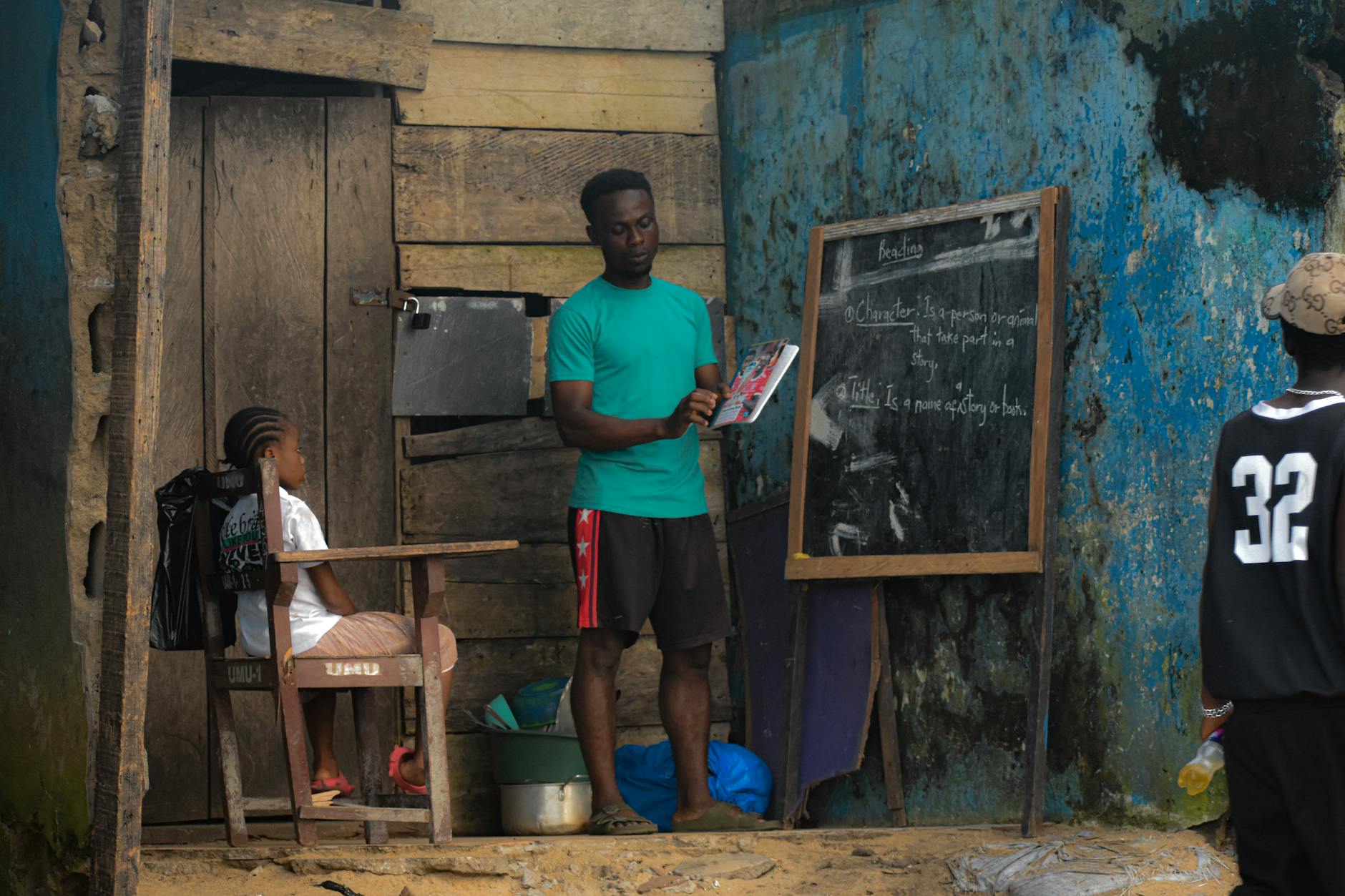 Nauczyciel prowadzi lekcję na świeżym powietrzu z grupą dzieci