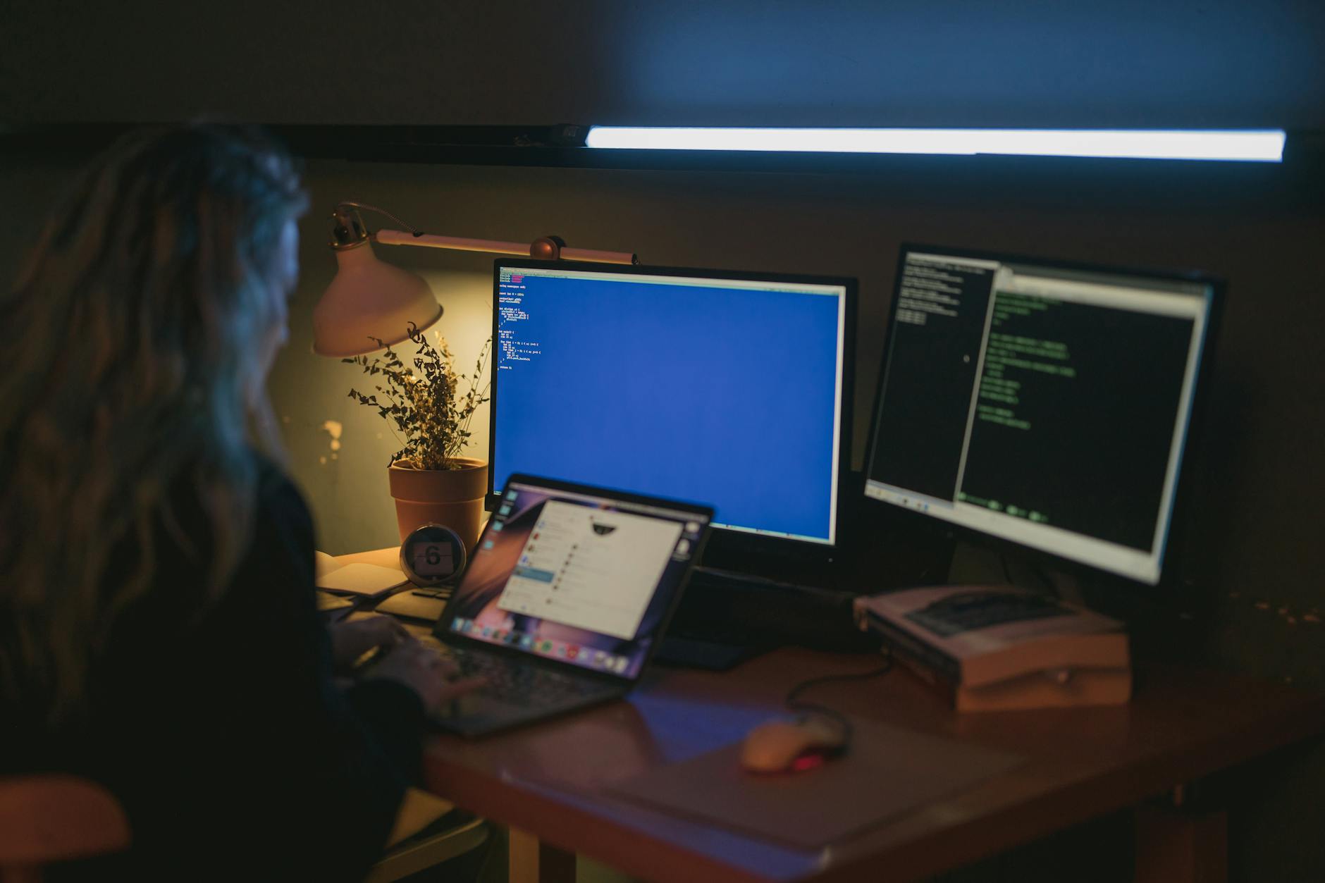 Kobieta w domowym biurze pracuje nad zadaniami z cyberbezpieczeństwa