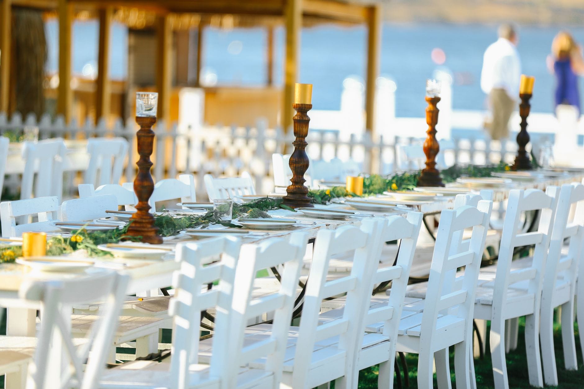 Jak wybrać idealne miejsce na wesele w plenerze – praktyczny poradnik dla par młodych Plenerowe przyjęcie weselne nad morzem z białymi krzesłami i stołami